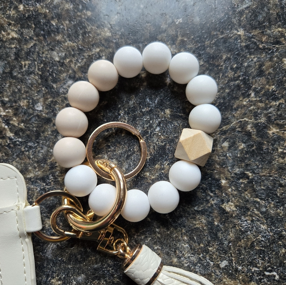 SHEIN White and Gold Key Card Holder - Picture 3 of 11